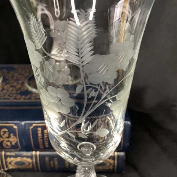 Stunning set of 4 floral and fern etched glass wine / water goblets - Picture 7 of 11